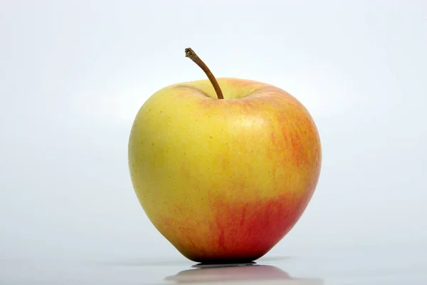Raw Zralé Jablíčko Izolovaných Bílém Pozadí Detail — Stock fotografie