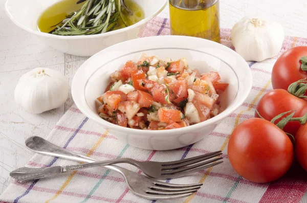 Fresh Tomato Salad Garlic Onion Basil — Stock Photo, Image