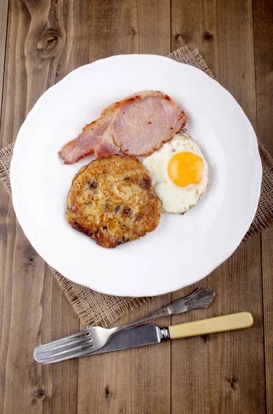 Raisin Irlandês Com Bacon Grelhado Ovo Frito Uma Placa — Fotografia de Stock