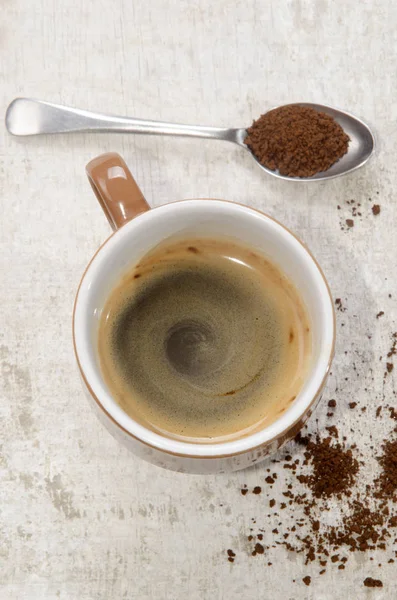熱い香りコーヒー テーブル スプーンとカップ — ストック写真