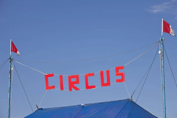 Röd Bokstav Cirkus Rep Över Dome Tält — Stockfoto