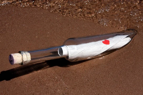 Nahaufnahme Von Flaschenpost Mit Brief Drinnen Sandstrand — Stockfoto