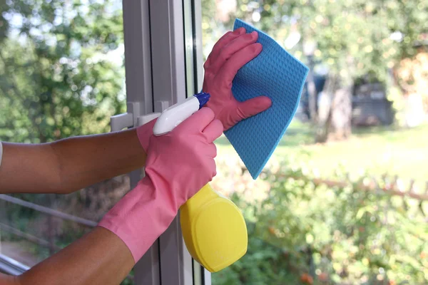Hände Handschuhen Fenster Putzen Nahaufnahme — Stockfoto