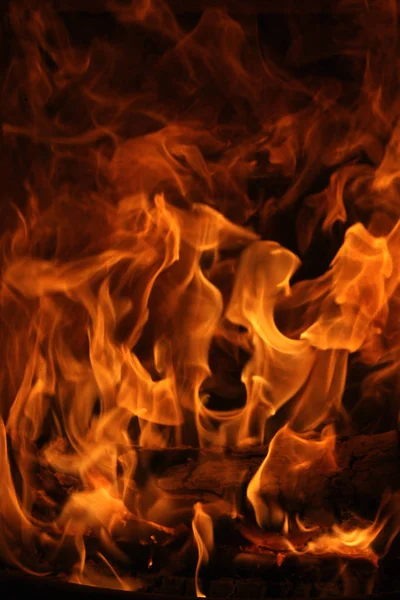 暖炉のそばで明るく燃える炭クローズ アップ — ストック写真
