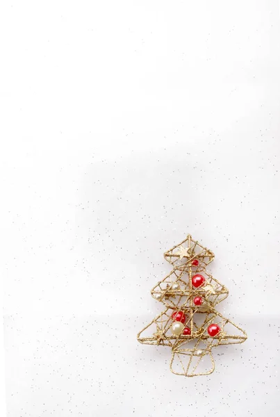 Gevlochten Kerstboom Met Rode Parel Ballen Lichte Achtergrond — Stockfoto