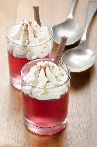 Erdbeergelee Mit Schlagsahne Und Kakaopulver Schnapsglas — Stockfoto