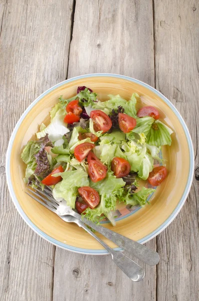 Salada Fresca Com Tomates Cereja Uma Chapa — Fotografia de Stock