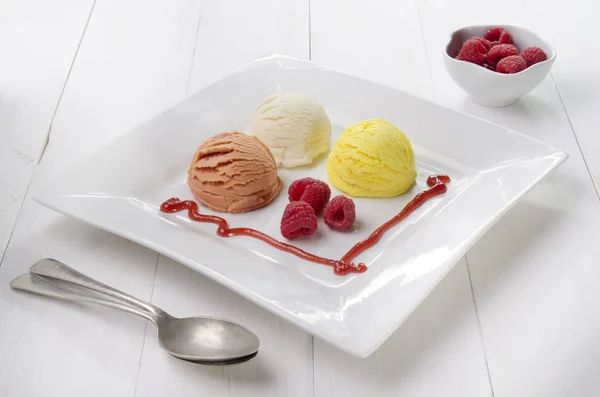 Мороженое Свежей Малиной Фруктовым Соусом Тарелке — стоковое фото