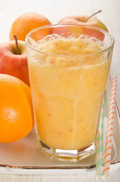 Egészséges Alma Egy Pohár Narancs Smoothie — Stock Fotó