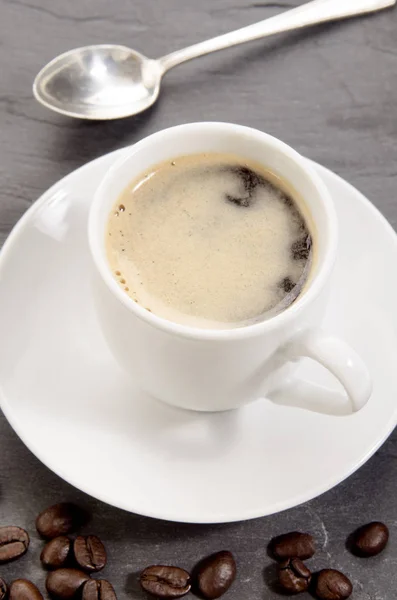 熱い香りソーサーにコーヒー カップ — ストック写真