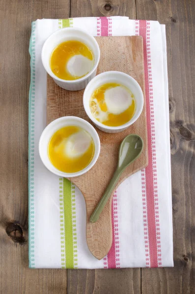 Los Huevos Orgánicos Cocidos Con Mantequilla Ramekin — Foto de Stock