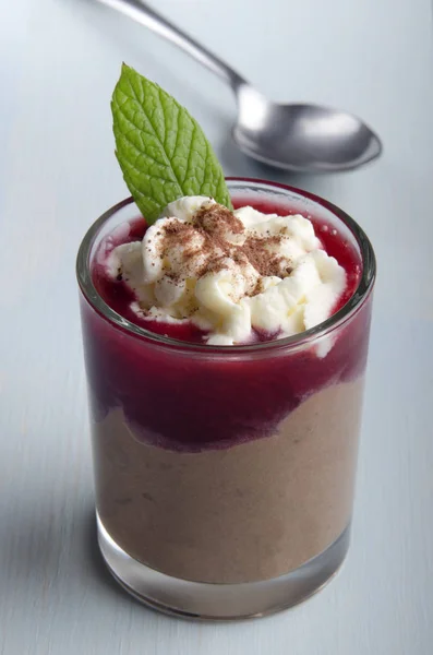 イチゴのムースとチョコレートのマスカルポーネのデザート ホイップ クリーム ココア パウダー ショット グラスにミント — ストック写真