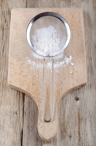 Puderzucker Einem Kleinen Edelstahlsieb Auf Holzbrett — Stockfoto