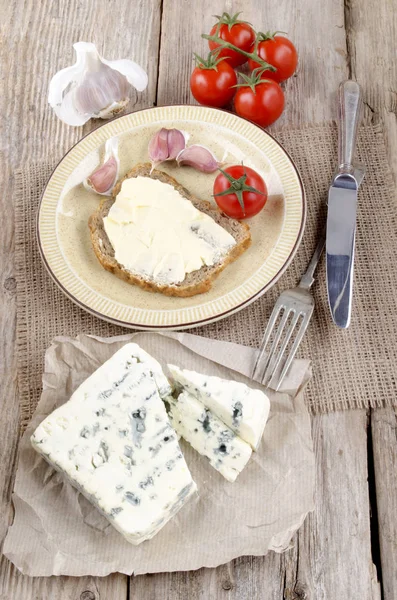 法国在棕色的纸的蓝纹奶酪 面包在盘子上 — 图库照片