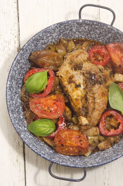 Filete Pollo Mediterráneo Parrilla Con Tomate Setas Cebolla Aceite Oliva — Foto de Stock