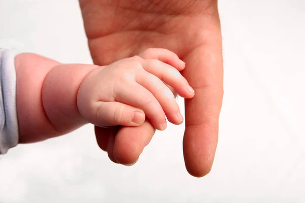 Baby Rękę Trzymając Rękę Rodziców Zbliżenie Pojęcie Rodziny — Zdjęcie stockowe