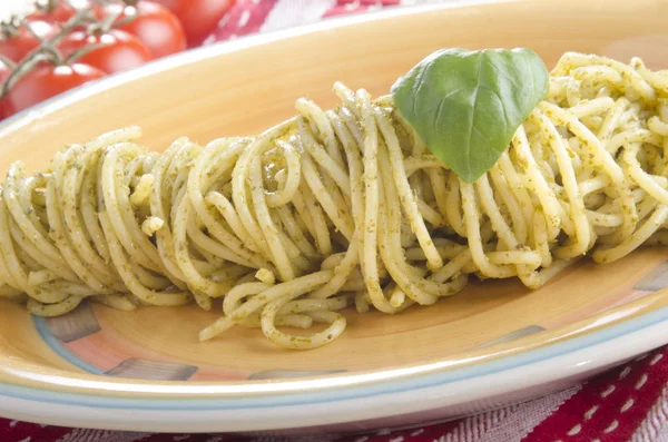 Spaghetti Mit Grünem Pesto Und Basilikum Auf Einem Teller — Stockfoto