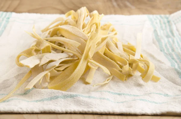 Tagliatelle Fresche Fatte Casa Vecchio Asciugamano Cucina — Foto Stock