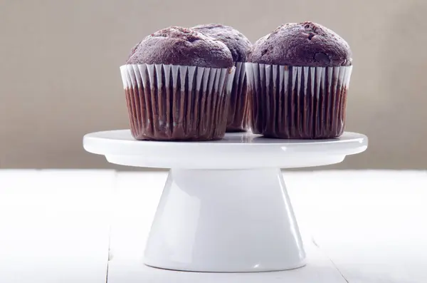 Choklad Muffin Vit Porslin Tårta Stativ — Stockfoto