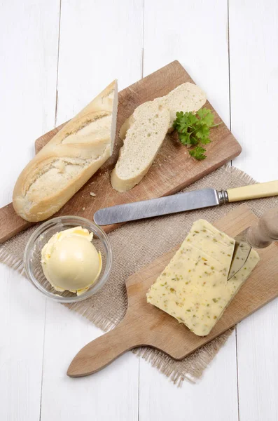 奶酪与墨西哥胡椒和法式面包 人造黄油和欧芹与奶酪刀在木板上 — 图库照片
