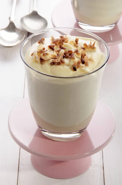 Vanille Dessert Glas Mit Schokoladenflocken Und Löffel Hintergrund — Stockfoto