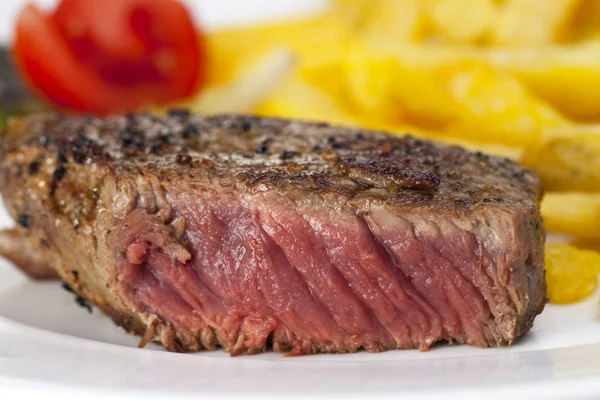 Gros Plan Viande Steak Aux Frites Sur Assiette Blanche — Photo