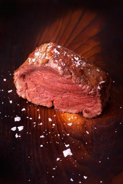 Steak Mit Salz Auf Holztisch Nahaufnahme — Stockfoto