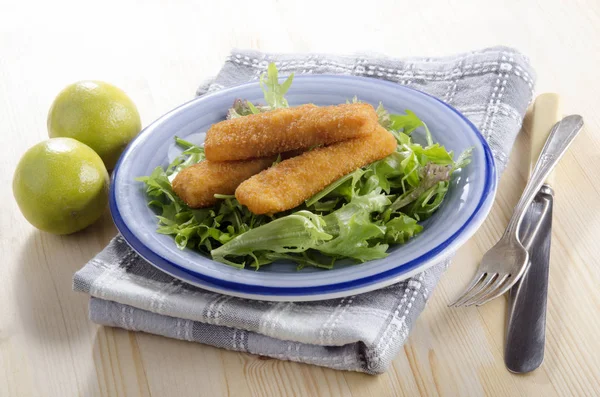 Goujons Pollo Frito Con Ensalada Plato Azul —  Fotos de Stock