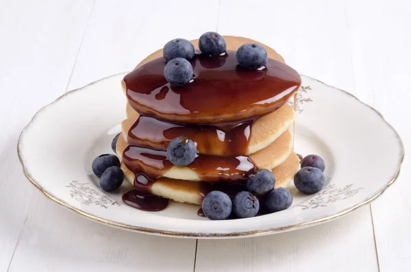 Panqueque Americano Con Jarabe Chocolate Arándanos Plato — Foto de Stock