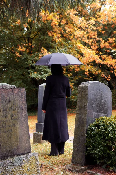 Luto Mulher Com Guarda Chuva Cemitério — Fotografia de Stock