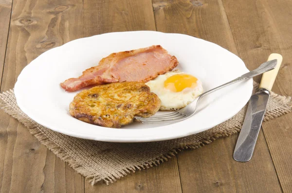 Petit Déjeuner Avec Crêpe Bacon Oeuf Frit Dans Une Assiette — Photo