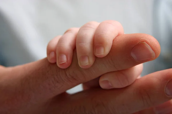 Baby Rękę Trzymając Rękę Rodziców Zbliżenie Pojęcie Rodziny — Zdjęcie stockowe