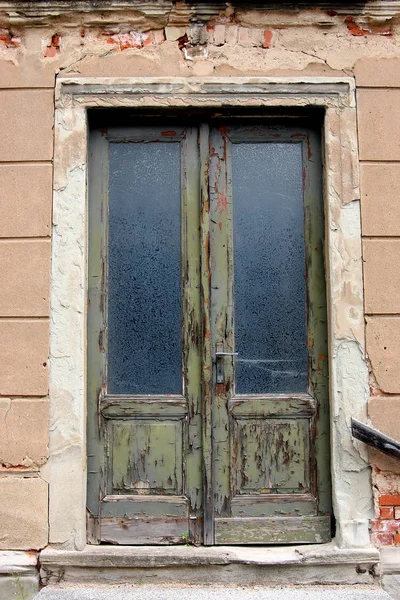 ショットをすぐに建物のドア — ストック写真