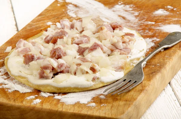 Pizza Con Cebolla Crema Agria Tocino Sobre Tabla Madera — Foto de Stock