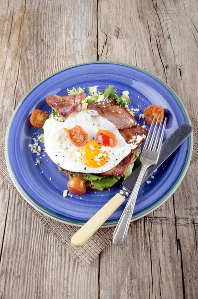 Breakfast Bacon Fried Egg Grilled Tomato — Stock Photo, Image