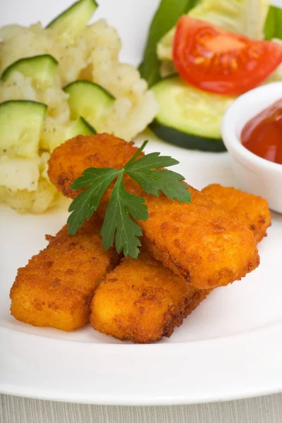 Primer Plano Dedos Pescado Fresco Con Ensalada Verduras Tomates — Foto de Stock