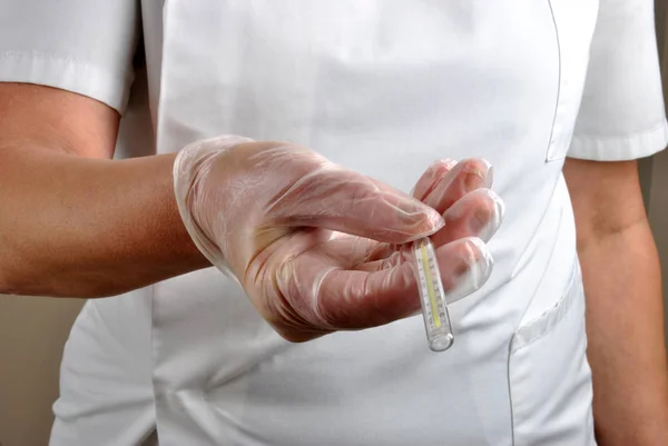 Krankenschwester Hält Klinisches Thermometer Der Hand Nahaufnahme — Stockfoto