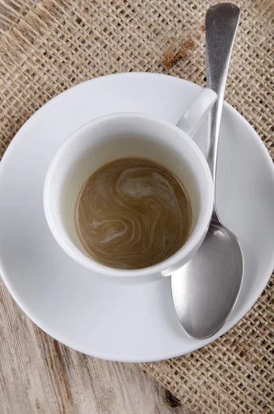 熱い香り受け皿にスプーンでコーヒー カップ — ストック写真