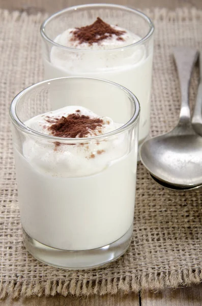 Hausgemachter Joghurt Mit Kakaopulver Schnapsgläsern — Stockfoto