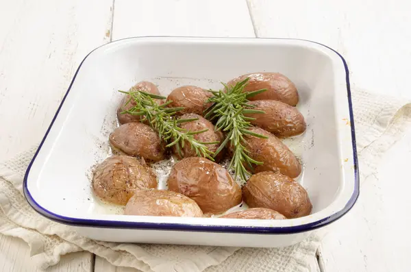 Πατάτα Δεντρολίβανο Και Πιπέρι Συνθλίβονται Στο Φούρνο — Φωτογραφία Αρχείου