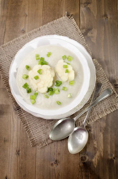 Bloemkool Soup Met Lente Uitjes Diepe Schotel — Stockfoto