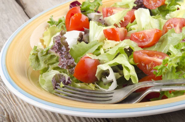 Salada Fresca Com Tomates Cereja Uma Chapa — Fotografia de Stock