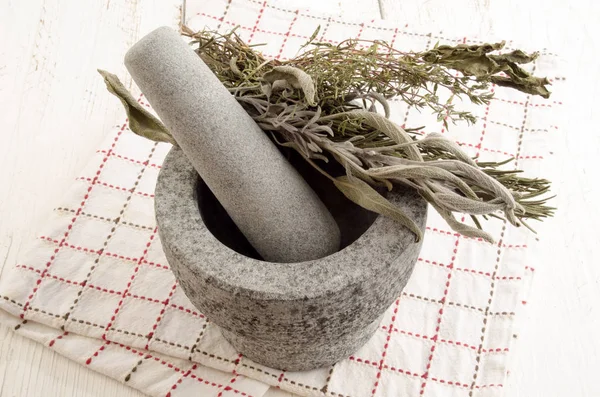 Pestle Con Hierbas Secas Toalla — Foto de Stock