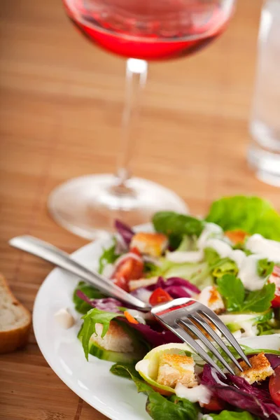 Verse Gemengde Salade Plaat Met Vinaigrette — Stockfoto