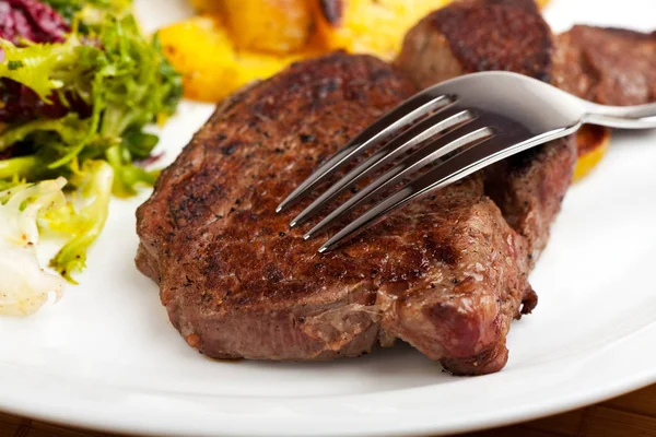 Close Pedaço Carne Carne Com Garfo Metal — Fotografia de Stock