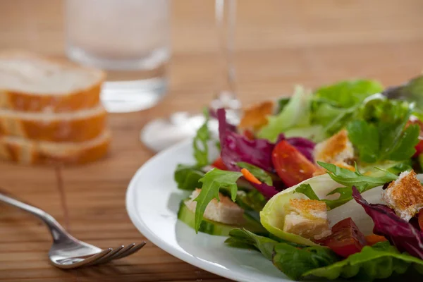 Frischer Gemischter Salat Teller Mit Vinaigrette — Stockfoto