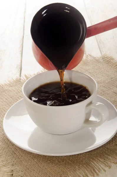 白いカップに注ぐ熱い香りコーヒー — ストック写真