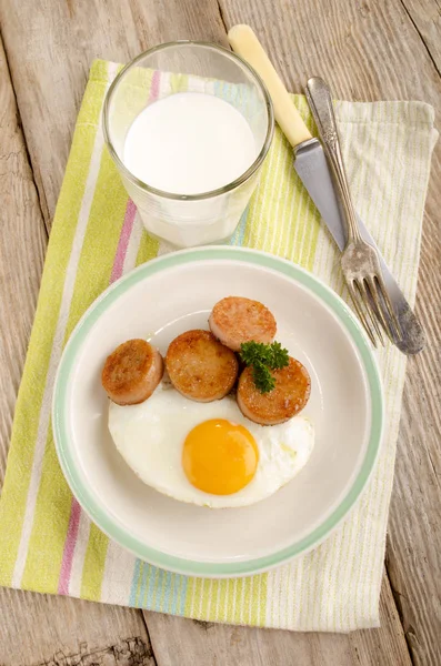 Irská Snídaně Bílými Pudink Sázeným Vejcem Sklenice Mléka — Stock fotografie