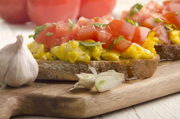 Bruchettas Scrambled Eggs Tomatoes Crushed Pepper Garlic — Stock Photo, Image