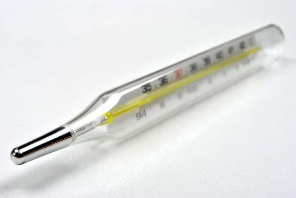 Analoges Klinisches Thermometer Auf Weißem Hintergrund Nahaufnahme — Stockfoto